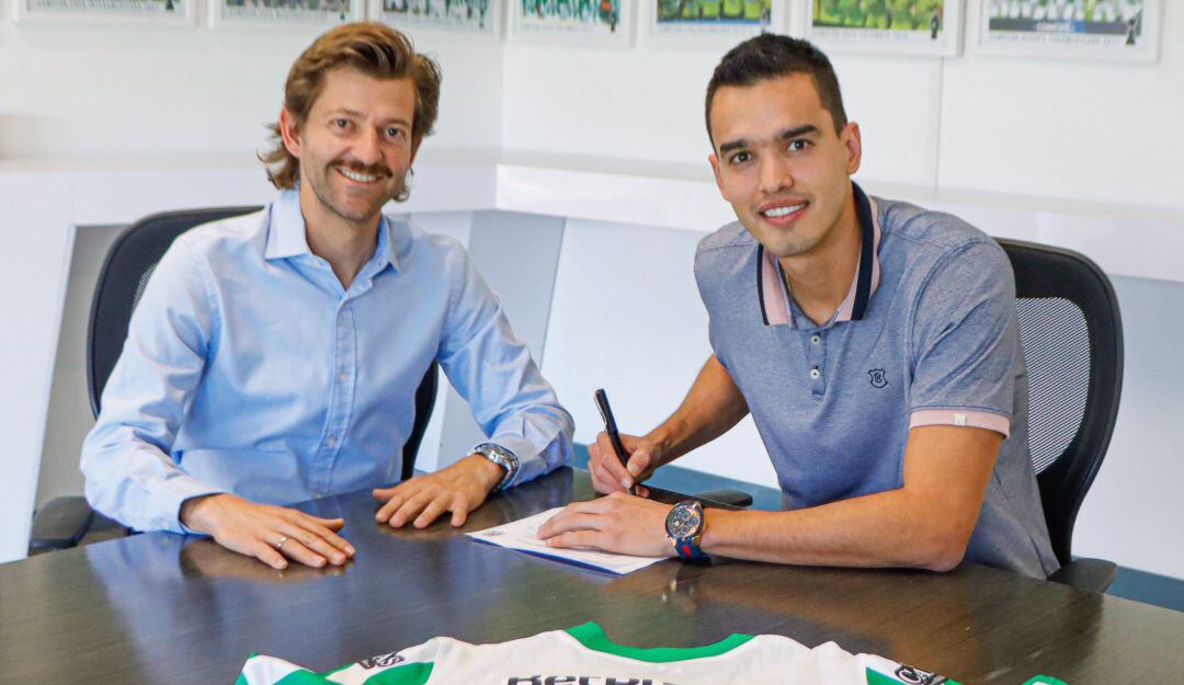 Felipe Aguilar en su firma de contrato junto al presidente del equipo Emilio Gutiérrez.