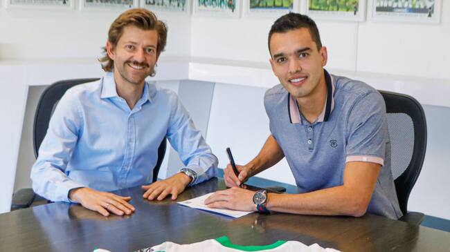 Felipe Aguilar en su firma de contrato junto al presidente del equipo Emilio Gutiérrez.