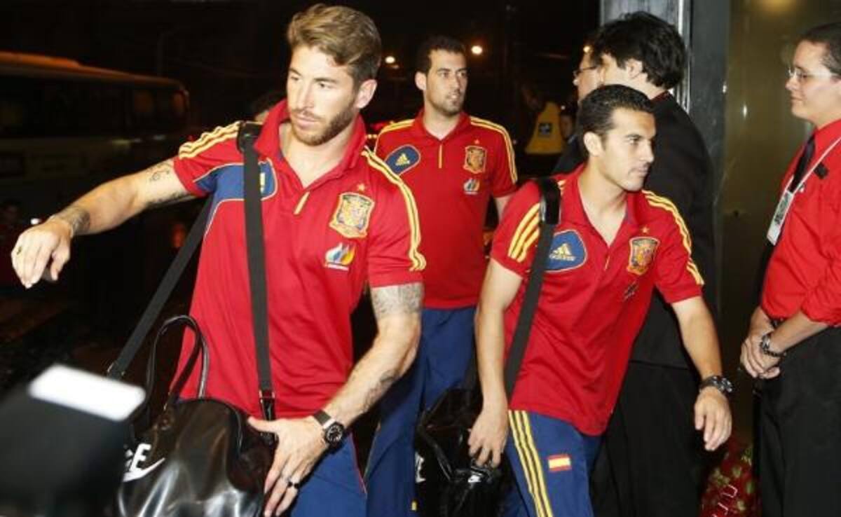 Sergio Ramos, Sergio Busquets y Pedro Rodríguez llegan a su hotel en Recife. Foto: EFE