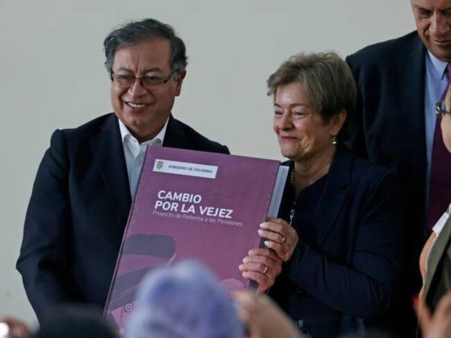 Presidente Gustavo Petro y la ministra del Trabajo, Gloria Inés Ramírez, con el texto de la reforma pensional (Colprensa)