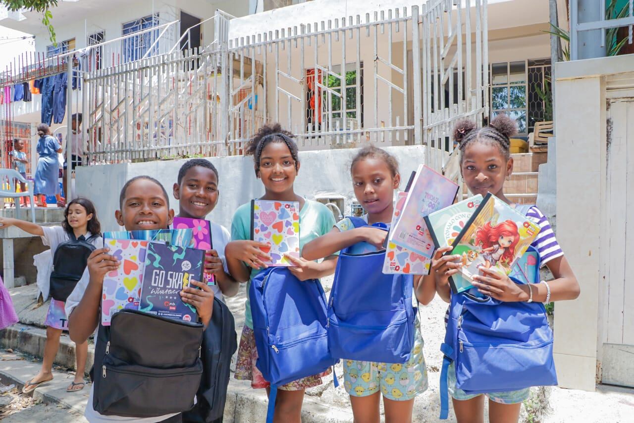 300 kits escolares de aguas de Cartagena para Punta Canoa, Tierra Baja y Nelson Mandela