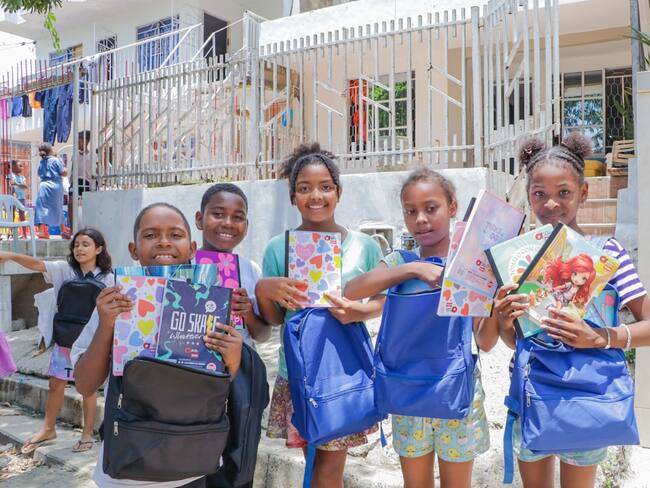 300 kits escolares de aguas de Cartagena para Punta Canoa, Tierra Baja y Nelson Mandela