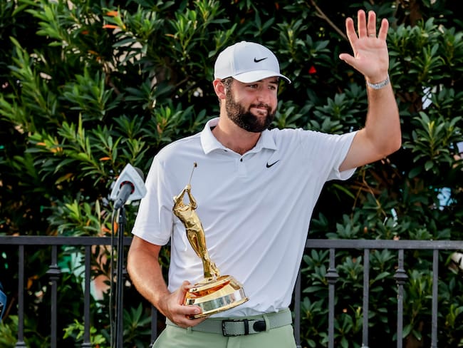 Ponte Vedra Beach (United States), 17/03/2024.- Scottie Scheffler of the US holds the trophy after winning The Players Championship golf tournament, in Ponte Vedra Beach, Florida, USA, 17 March 2024. EFE/EPA/ERIK S. LESSER