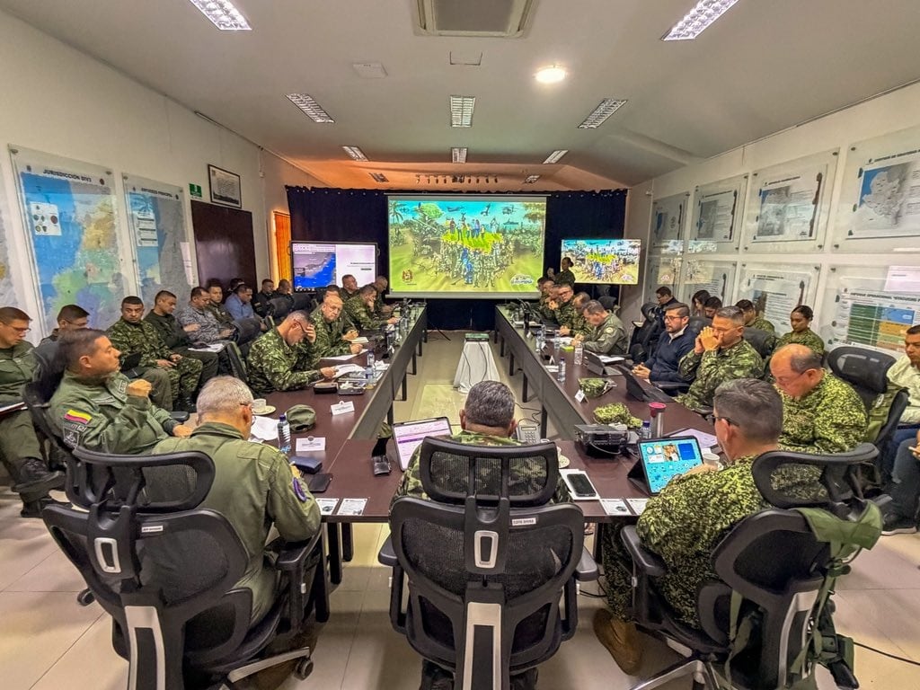 Reunión estratégica conjunta y coordinada entre el Ejército Nacional, la Armada, la Fuerza Aeroespacial, la Policía Nacional y la Fiscalía General de la Nación. Crédito: Ejército Nacional.
