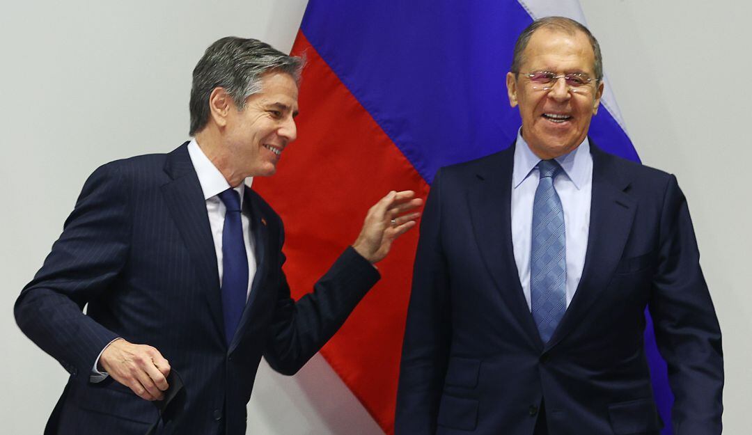 La reunión entre Anthony Blinken (izq) y Serguéi Lavrov (der) supone los primeros acercamientos entre Estados Unidos y Rusia tras una escalada en las tensiones. 