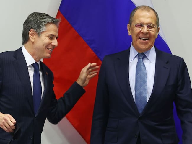 La reunión entre Anthony Blinken (izq) y Serguéi Lavrov (der) supone los primeros acercamientos entre Estados Unidos y Rusia tras una escalada en las tensiones. 