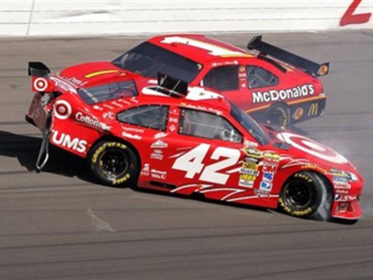 Juan Pablo Montoya se estrelló y dejó escapar la victoria en Indianápolis