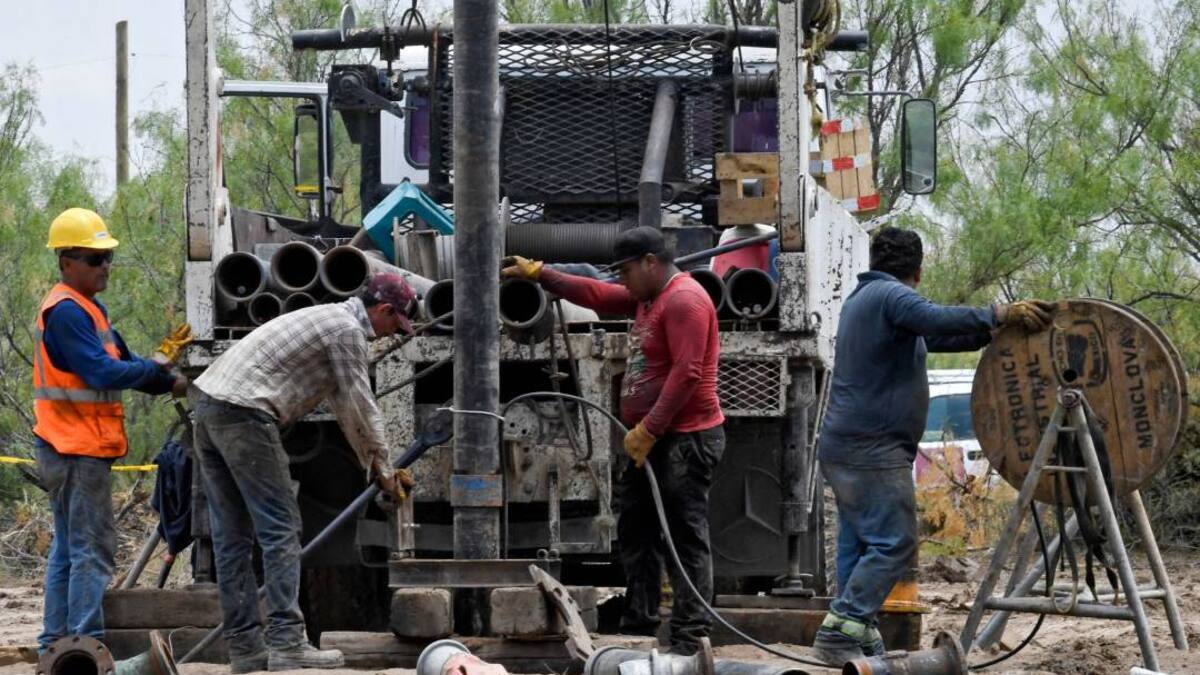 Familias de mineros atrapados en México piden ayuda internacional