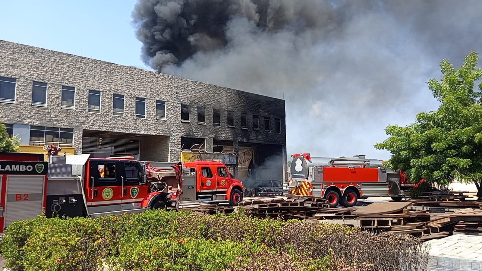 Voraz incendio consume bodega en el Centro Empresarial Oikos de Malambo