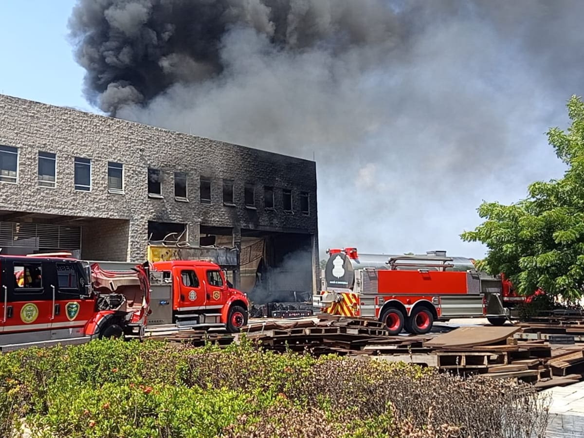 Voraz incendio consume bodega en Centro Empresarial de Malambo