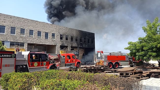 Voraz incendio consume bodega en el Centro Empresarial Oikos de Malambo