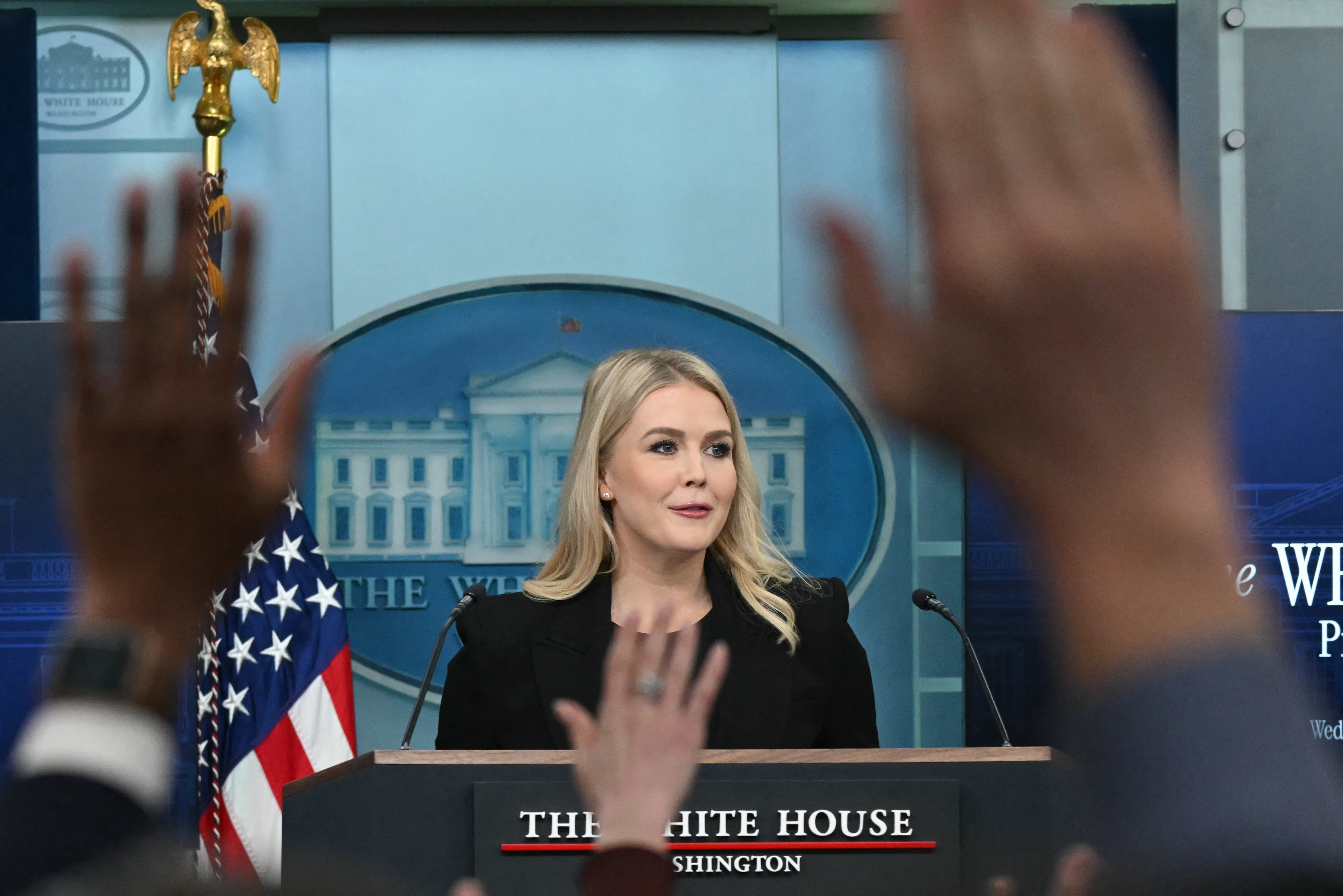 Karoline Leavitt atiende rueda de prensa en la Casa Blanca. FOTO: ANDREW CABALLERO-REYNOLDS/AFP via Getty Images