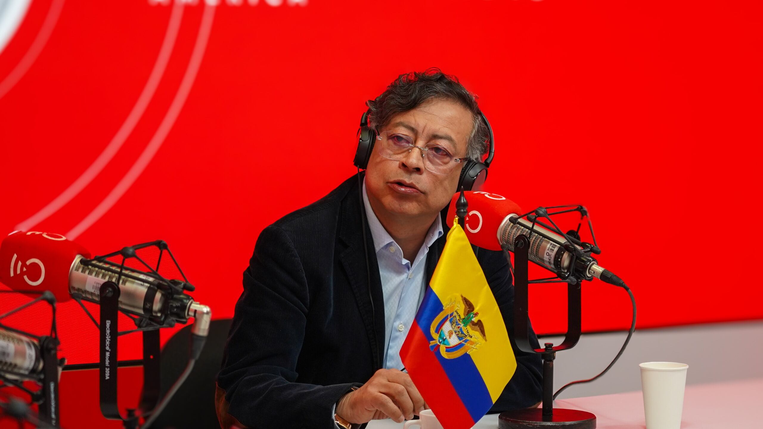 Gustavo Petro, presidente de la República, en los micrófonos de 6AMW (Crédito: Caracol Radio)