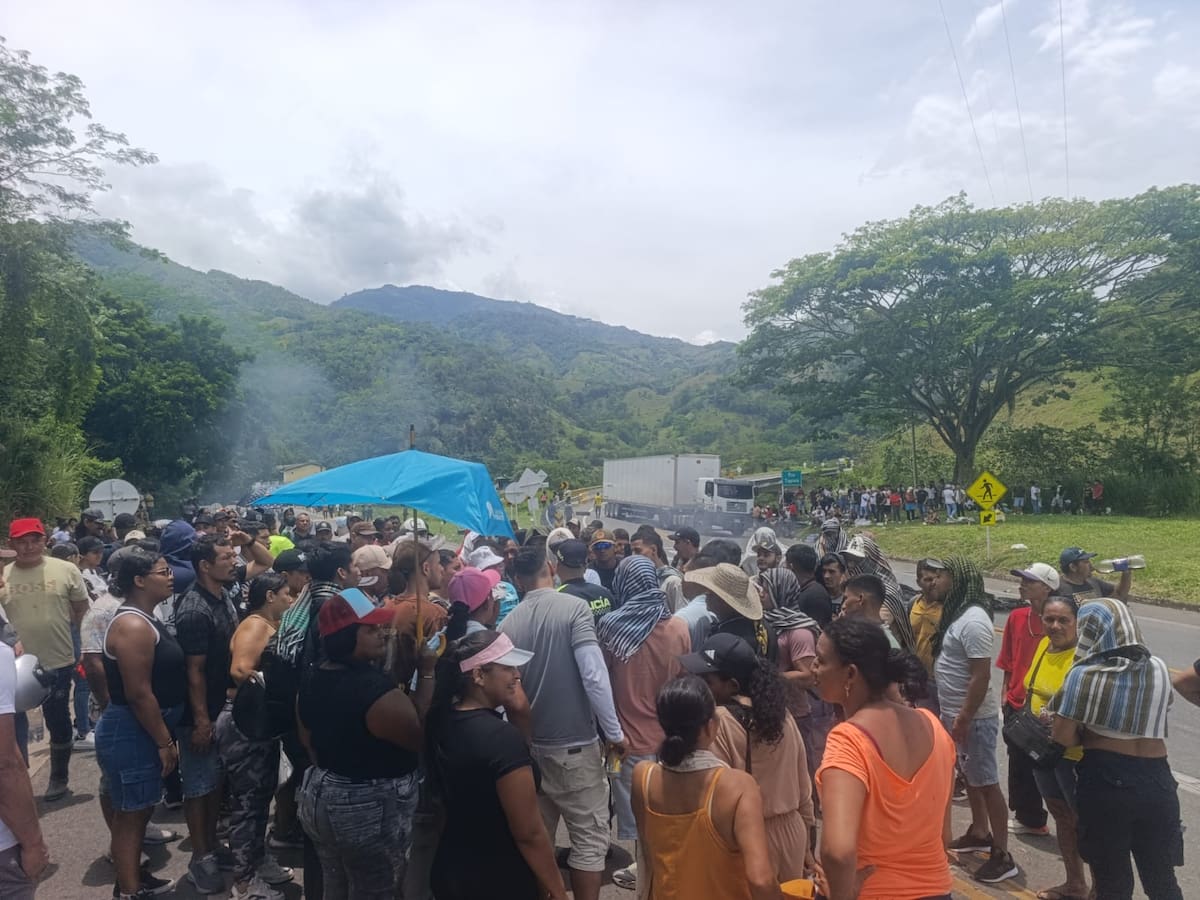 Después de 9 horas se levanta bloqueo minero en la carretera Manizales - Medellín