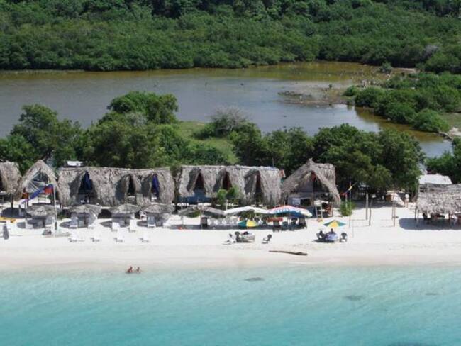 Denuncian un "Bar" flotante en Barú en Cartagena, alcaldía aseguró que será retirado