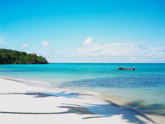 Playa con areña blanca y aguas cristalinas (Foto vía Getty Images)