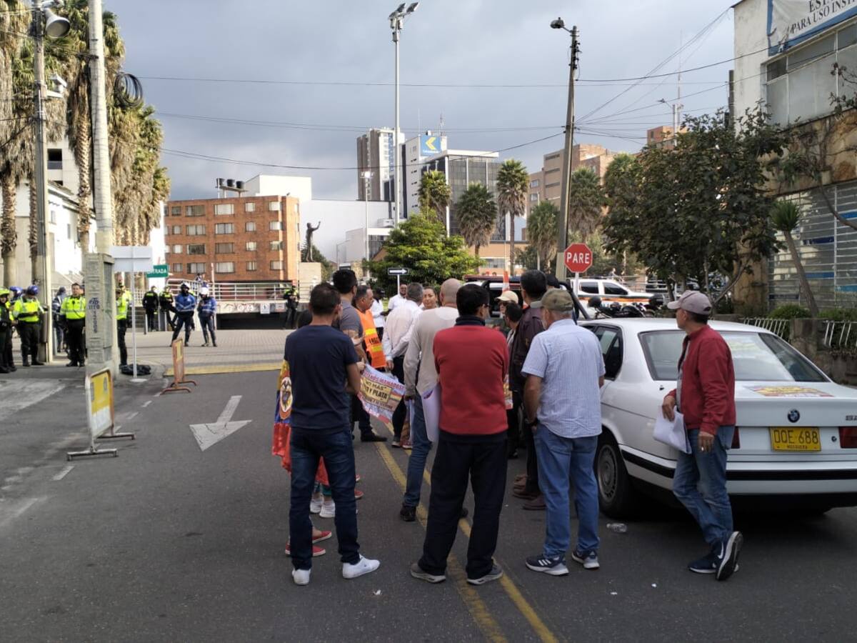 Conductores y motociclistas protestan por nueva medida de pico y placa en Bogotá