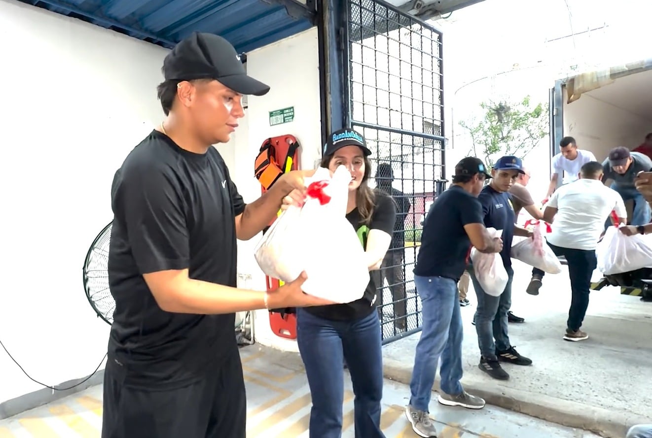 Llegan las primeras ayudas al centro de acopio de Barranquilla para los afectados por el terremoto en Venezuela