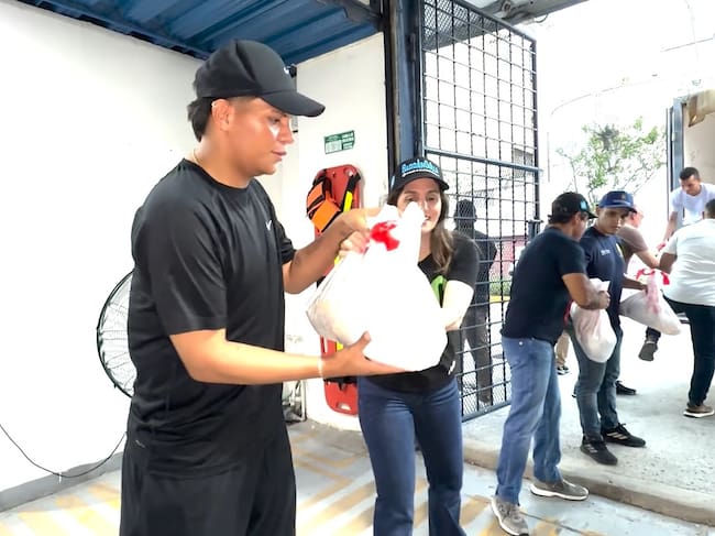 Llegan las primeras ayudas al centro de acopio de Barranquilla para los afectados por el terremoto en Venezuela