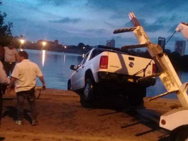 Hombre cayó con su camioneta a una laguna en Cartagena