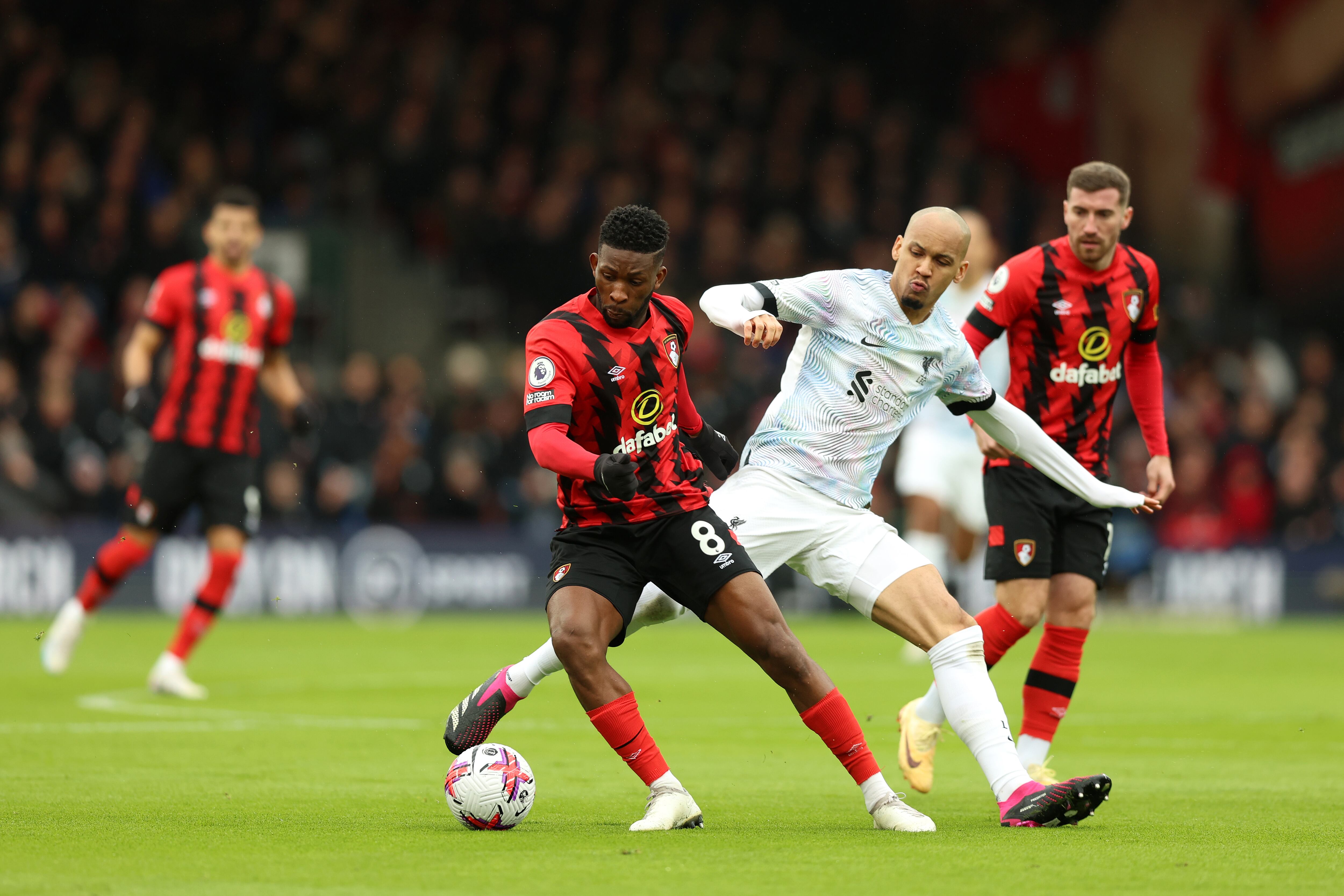 Jefferson Lerma disputa un balón con el brasileño Fabinho. (Photo by Luke Walker/Getty Images)