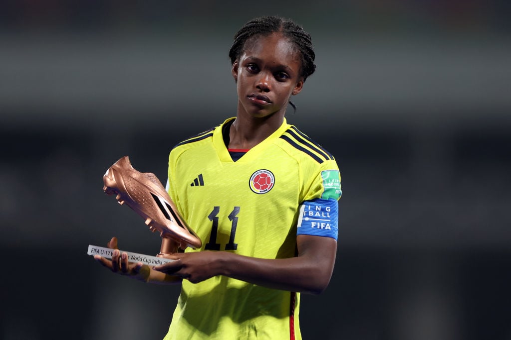 Linda Caicedo con el trofeo del Botín de Bronce del Mundial (Foto por Matthew Lewis - FIFA/FIFA via Getty Images)
