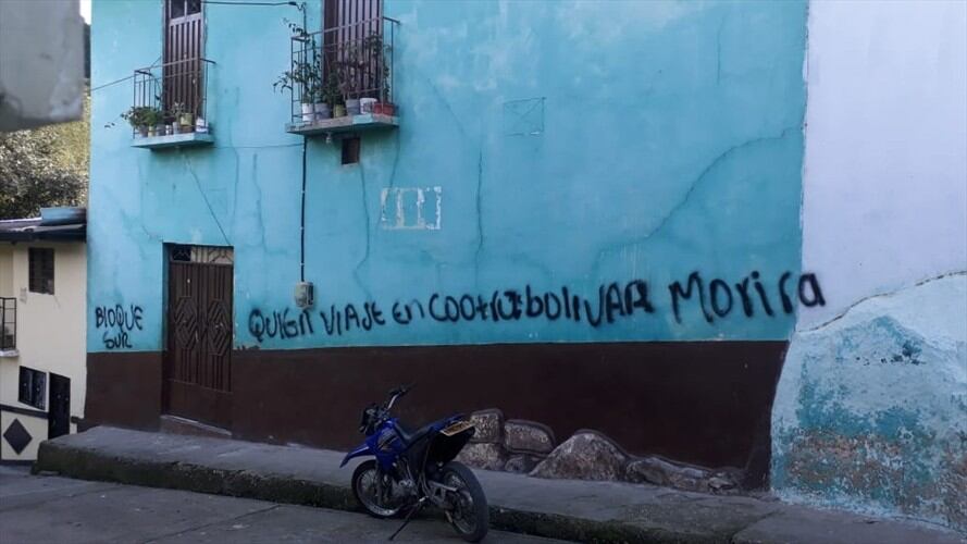 Varios letreros pintados en las fachadas de las viviendas y en un bus aparecieron en el municipio de Bolívar (Cauca). Foto: Juan David Ortega (W Radio)
