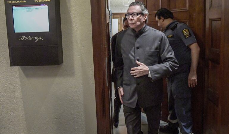 El artista francés Jean-Claude Arnault ( llega a la última jornada de su juicio por violación en el Tribunal del distrito de Estocolmo, en Suecia