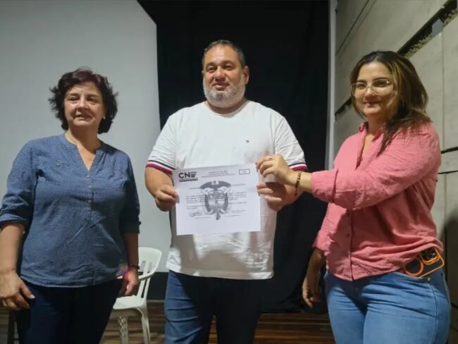Gustavo González Ruiz recibió la credencial que certifica la elección a la Cámara por la Circunscripción Transitoria Especial de Paz de su esposa, Karen Manrique. 
Foto: Cortesía 