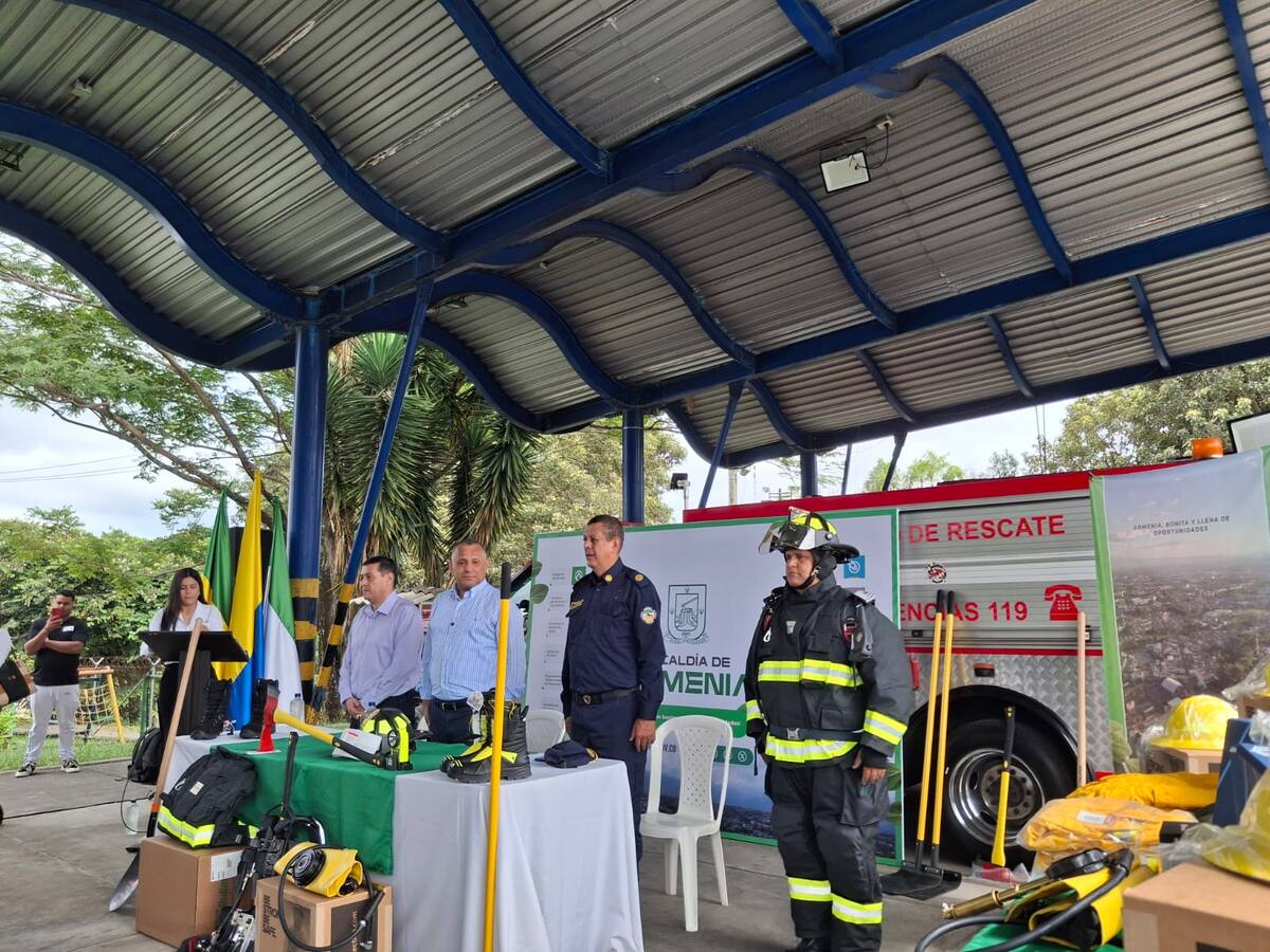 Entrega de equipos y dotación a Bomberos de Armenia para atención de emergencias