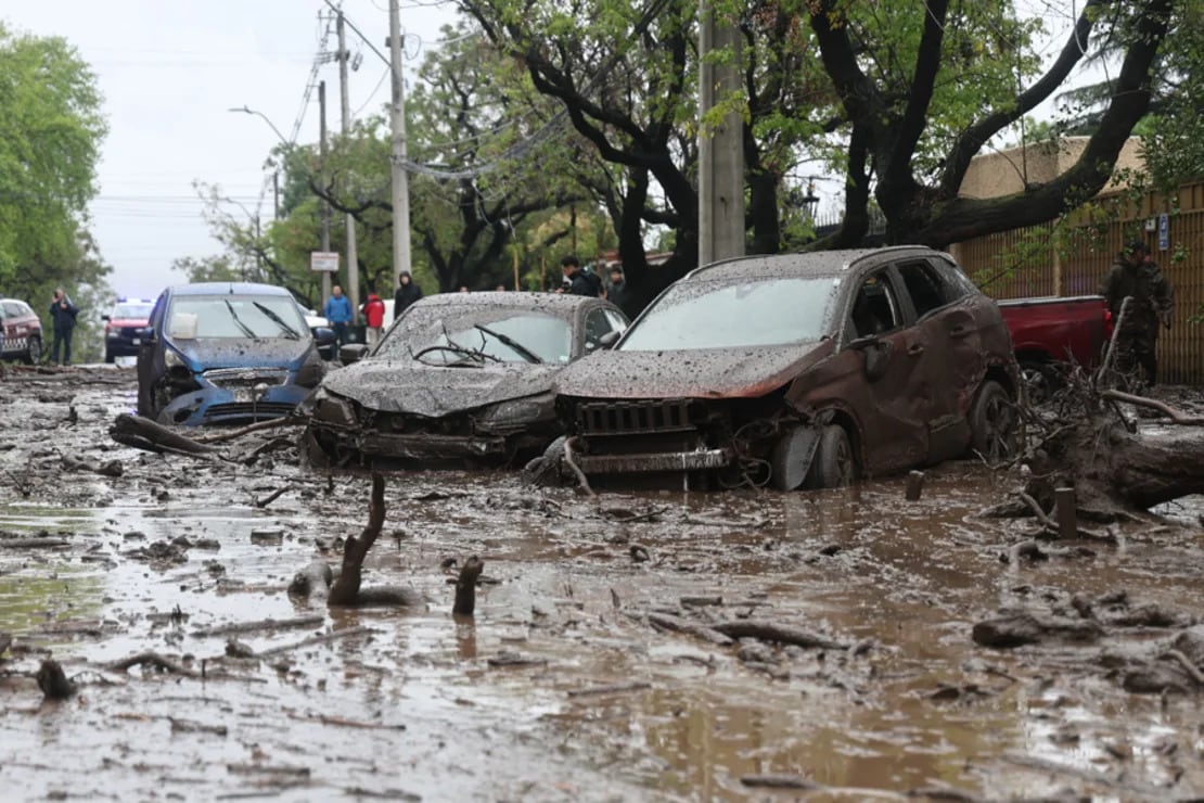 Las fuertes lluvias en Santiago de Chile causaron una emergencia en la región este de la capital, generando inundaciones y un aluvión que arrastró numerosos vehículos.
(Foto: Javier Torres / EFE)