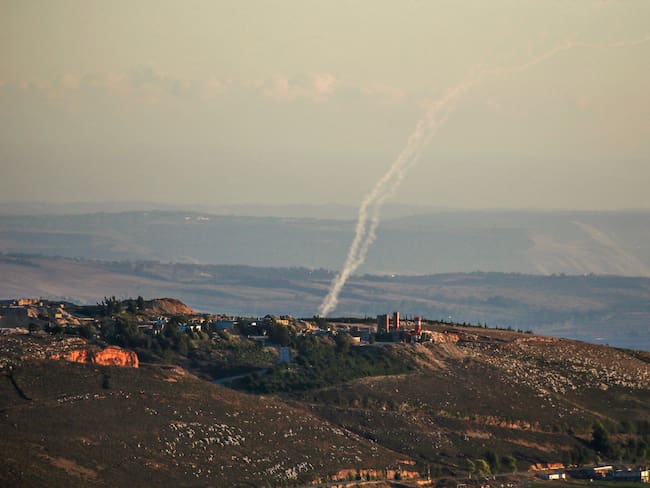 Cohetes disparados por el grupo Hezbolá hacia Israel el 21 de noviembre de 2023, (Foto de AFP) (Foto de -/AFP vía Getty Images)