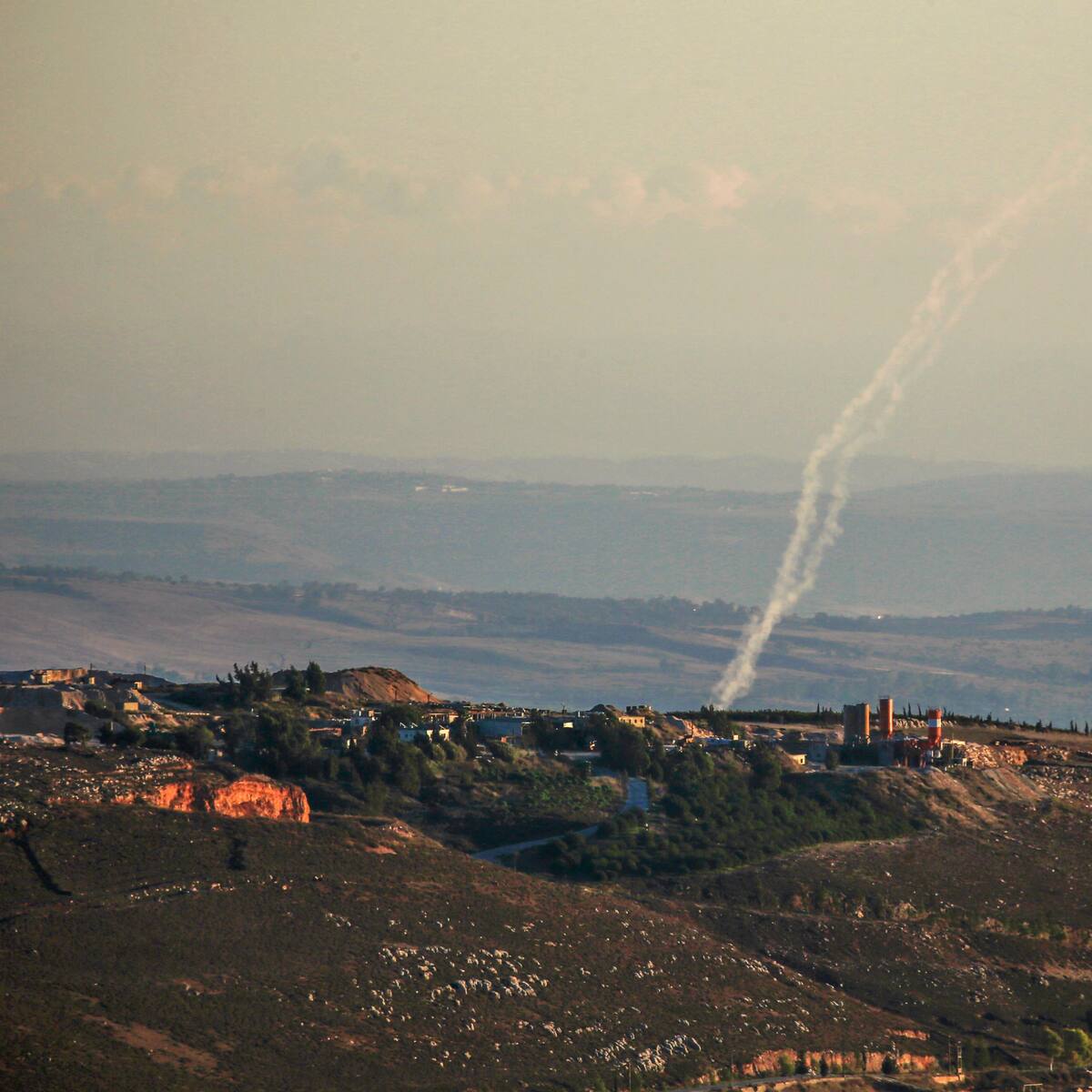 Hizbulá lanza misiles y drones contra Israel en respuesta a ataques en el Líbano