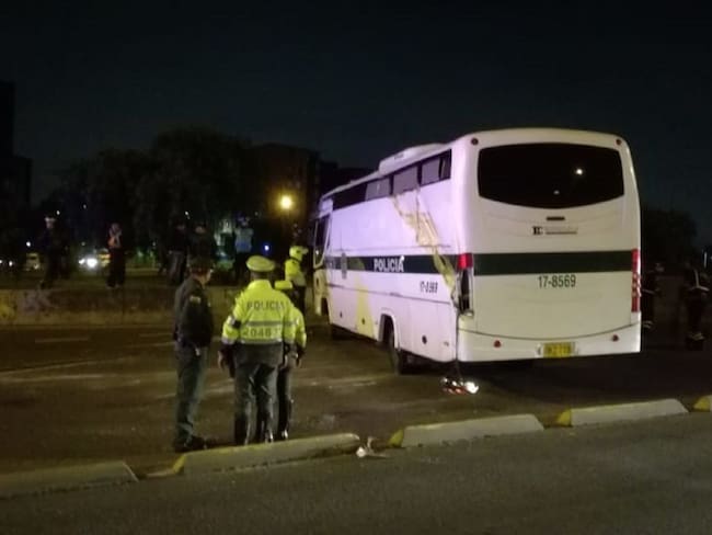Detenidos vuelcan bus de la policía y se fugan