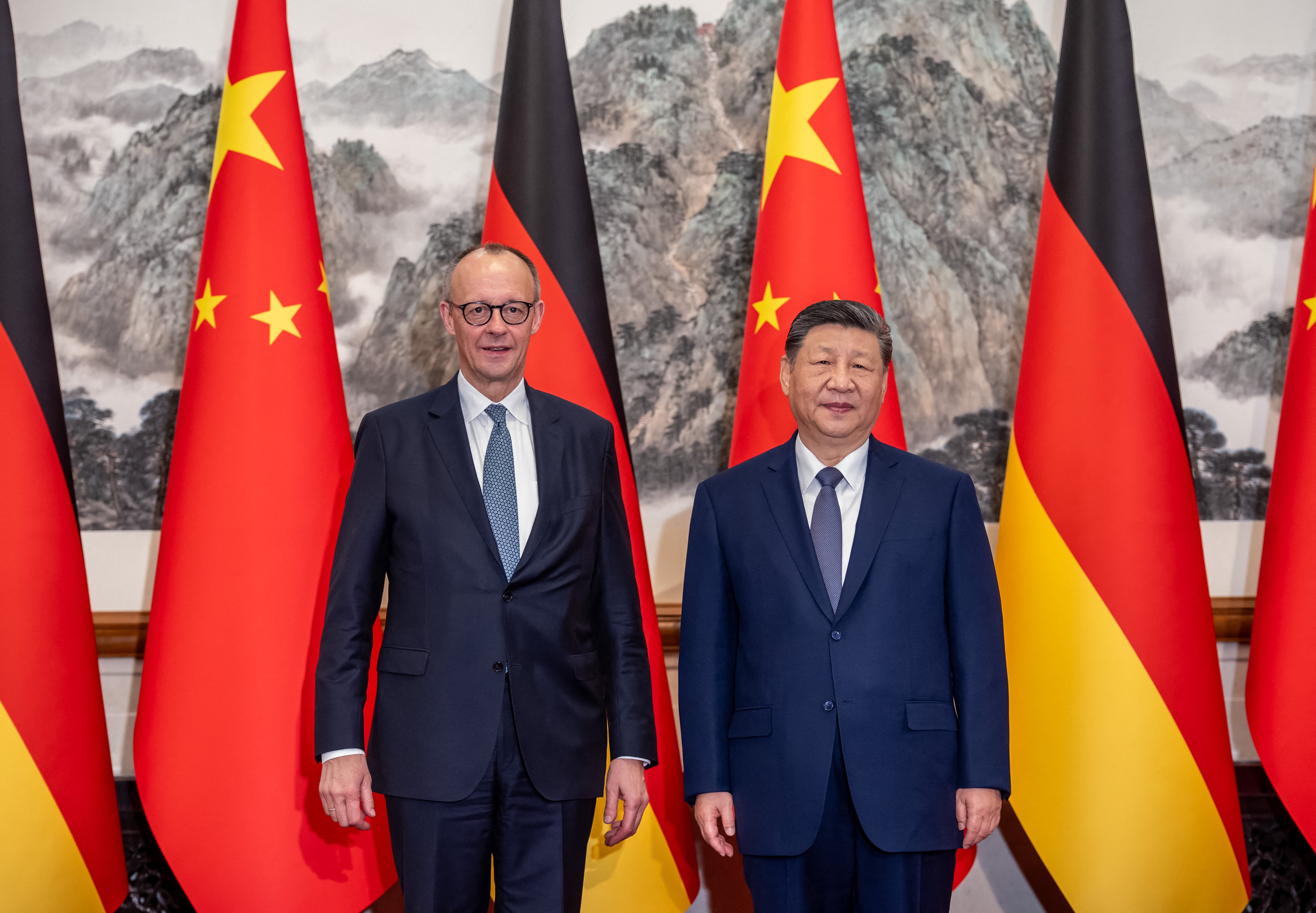 Xi jinping y Merz. Foto: Michael Kappeler / POOL / AFP.