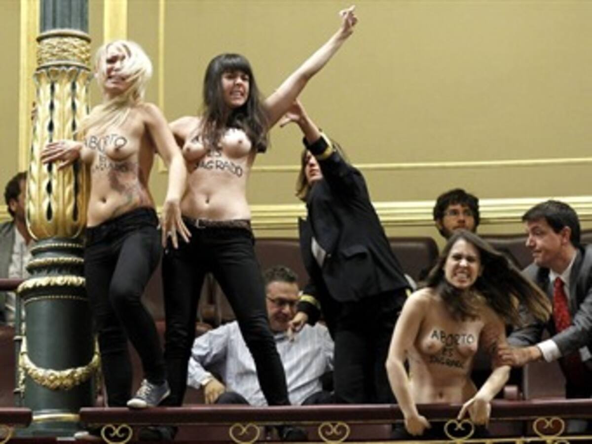 Activistas semidesnudas irrumpen en Congreso español para defender el aborto