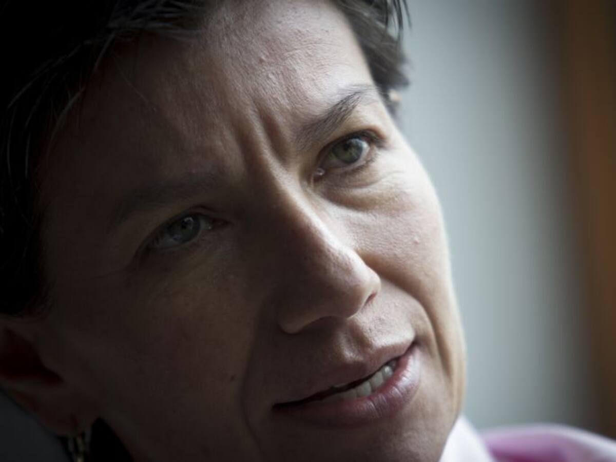 Es algo absurdo del procurador prohibir los abrazos en los colegios: senadora Claudia López