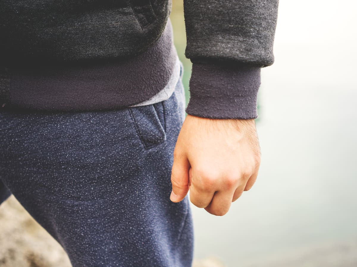 ¿Qué significa caminar con los puños cerrados?: Psicología analiza rasgos del carácter