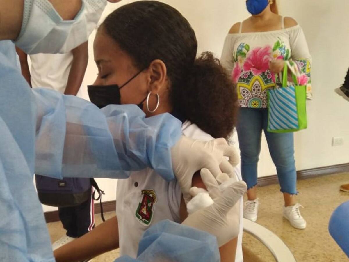 Menores de 12 a 17 años recibirán la tercera dosis contra COVID en Armenia