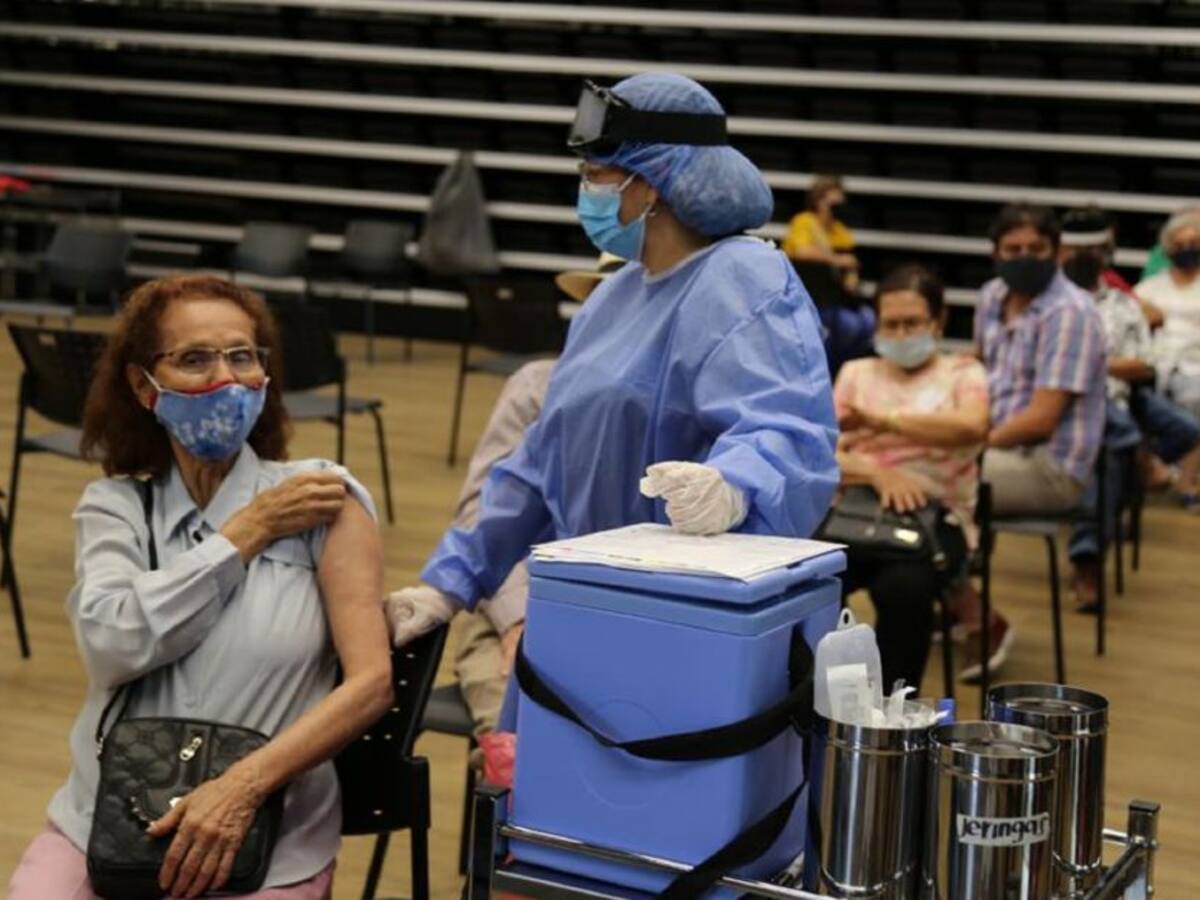 Medellín arrancó aplicación de tercera de dosis para mayores de 60 años