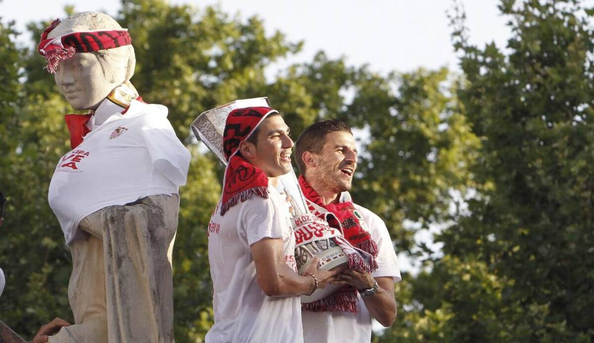 Sevilla, con el colombiano Carlos Bacca, que derrotó al Benfica y se coronó campeón de Europa por tercera vez, llegó a su ciudad y prendió la celebración con sus hinchas.
