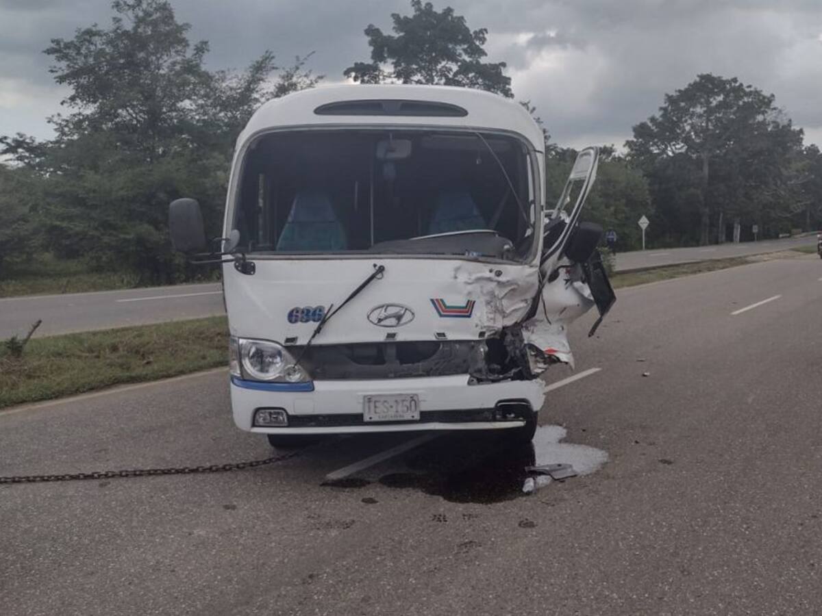 Tres heridos dejó choque entre camioneta y buseta en Bolívar