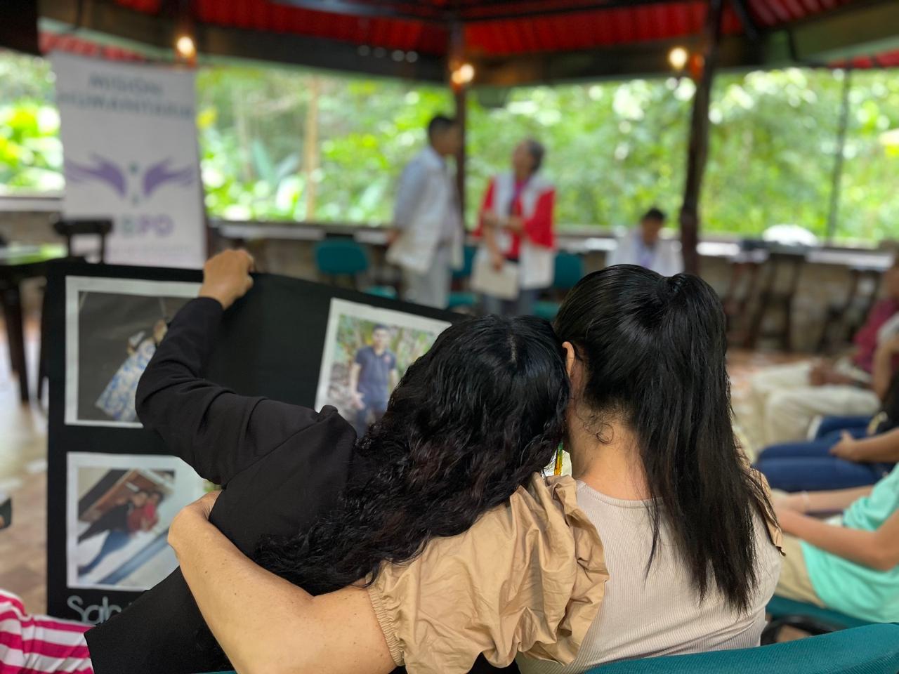 Una madre y su hija se reencontraron después de más de tres décadas de estar separadas por el conflicto.