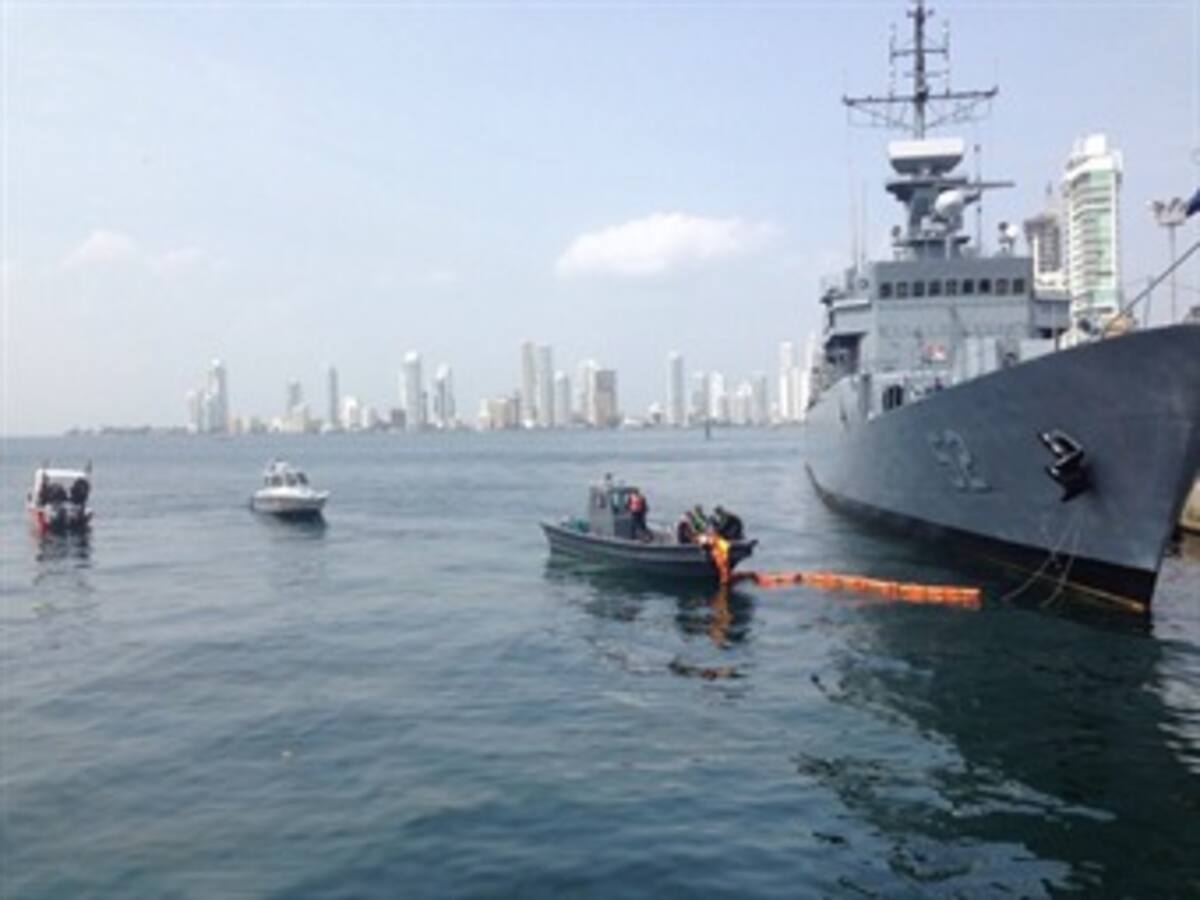 Armada controla mancha de hidrocarburo en la bahía de Cartagena