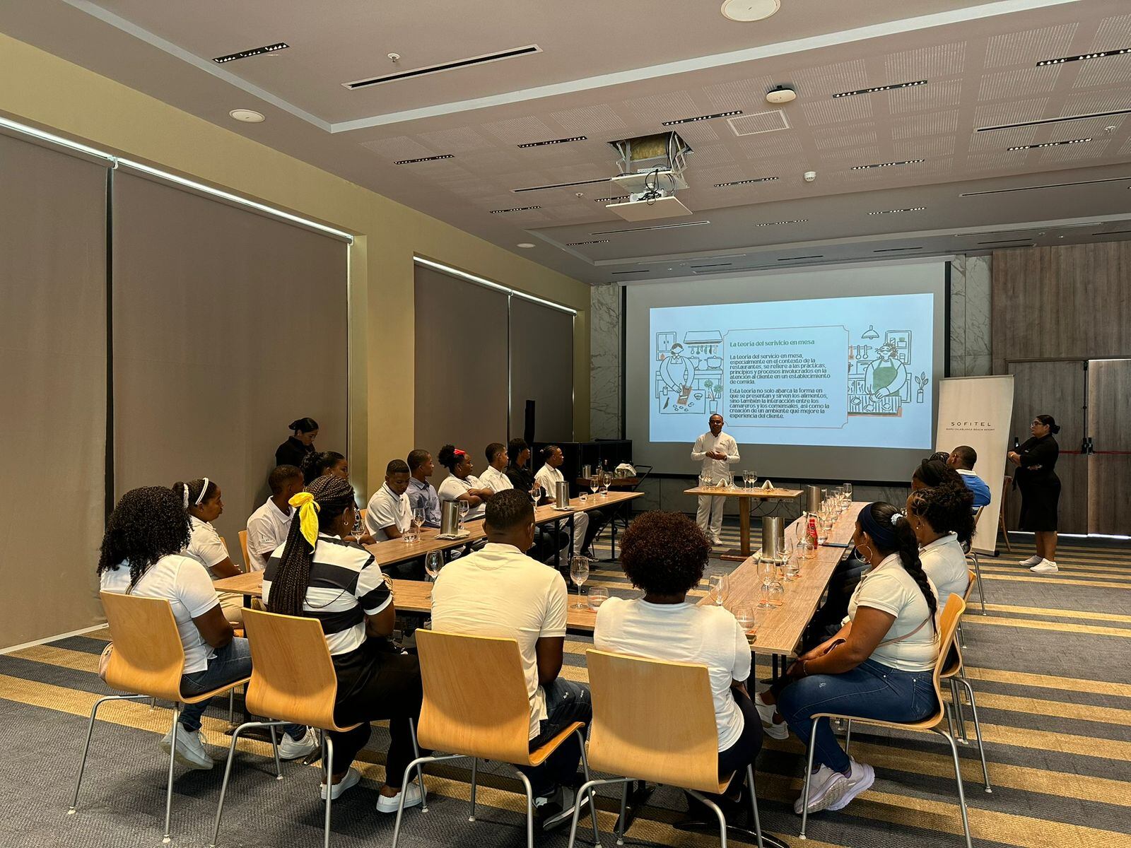 Programas de capacitación y empleabilidad para la comunidad en el Sofitel Barú Cartagena