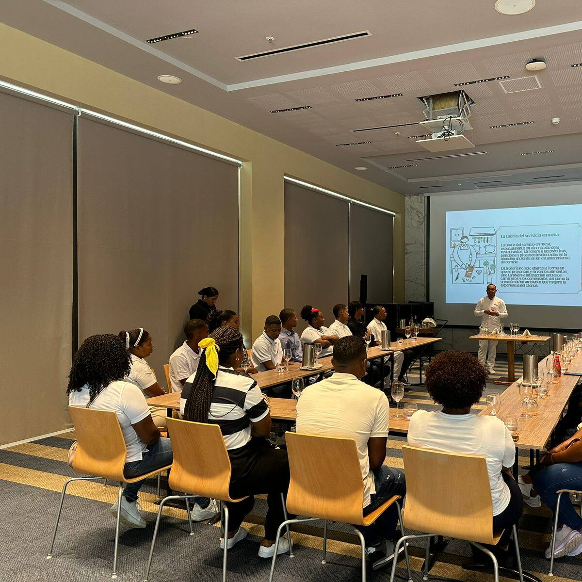 Programas de capacitación y empleabilidad para la comunidad en el Sofitel Barú Cartagena