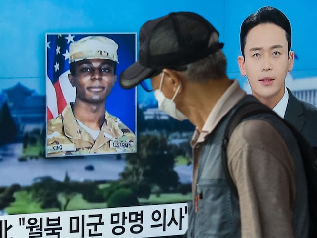 La historia del soldado estadounidense Travis King siendo reseñada por medios de Corea del Sur. 
(Foto:     ANTHONY WALLACE/AFP via Getty Images)