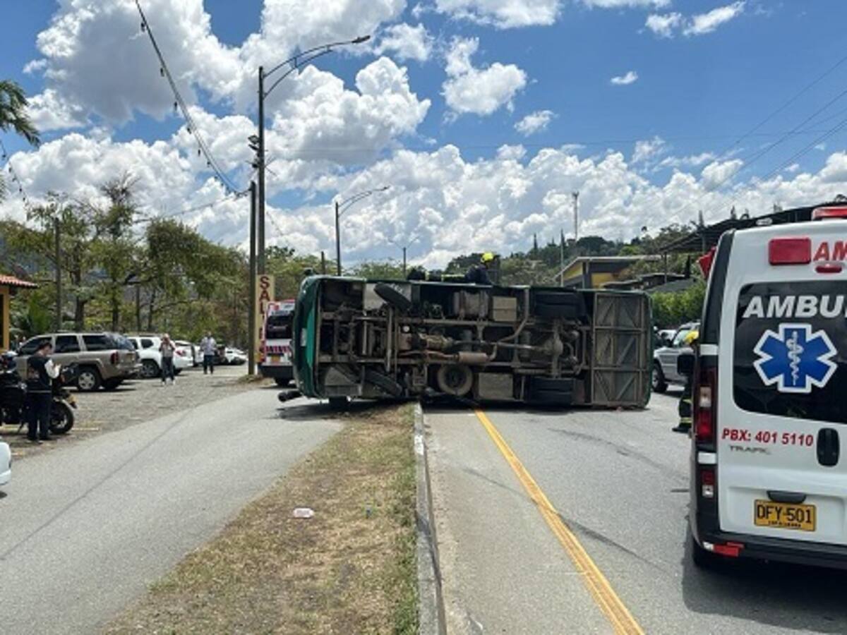 Un bus se accidentó en Copacabana, tres pasajeros quedaron heridos