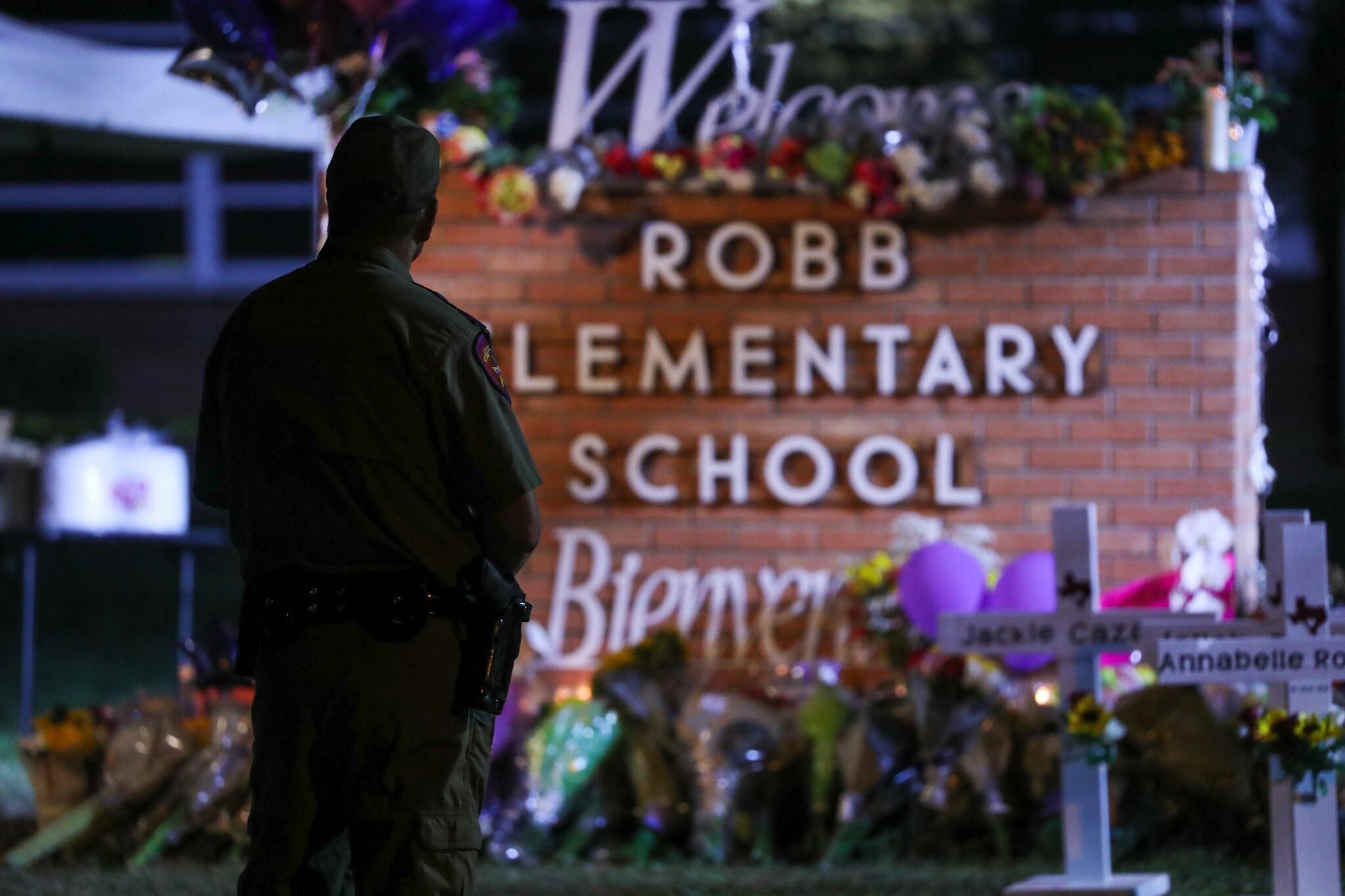 UVALDE,TEXAS, USA - MAY 25:Flowers are placed on a make shift memorial outside Robb Elementary School in Uvalde, Texas, on May 25, 2022. Texas state troopers outside Robb Elementary School 19 students and one teacher were killed during a massacre in a Texas elementary school, the deadliest US school shooting. (Photo by Yasin Ozturk/Anadolu Agency via Getty Images)