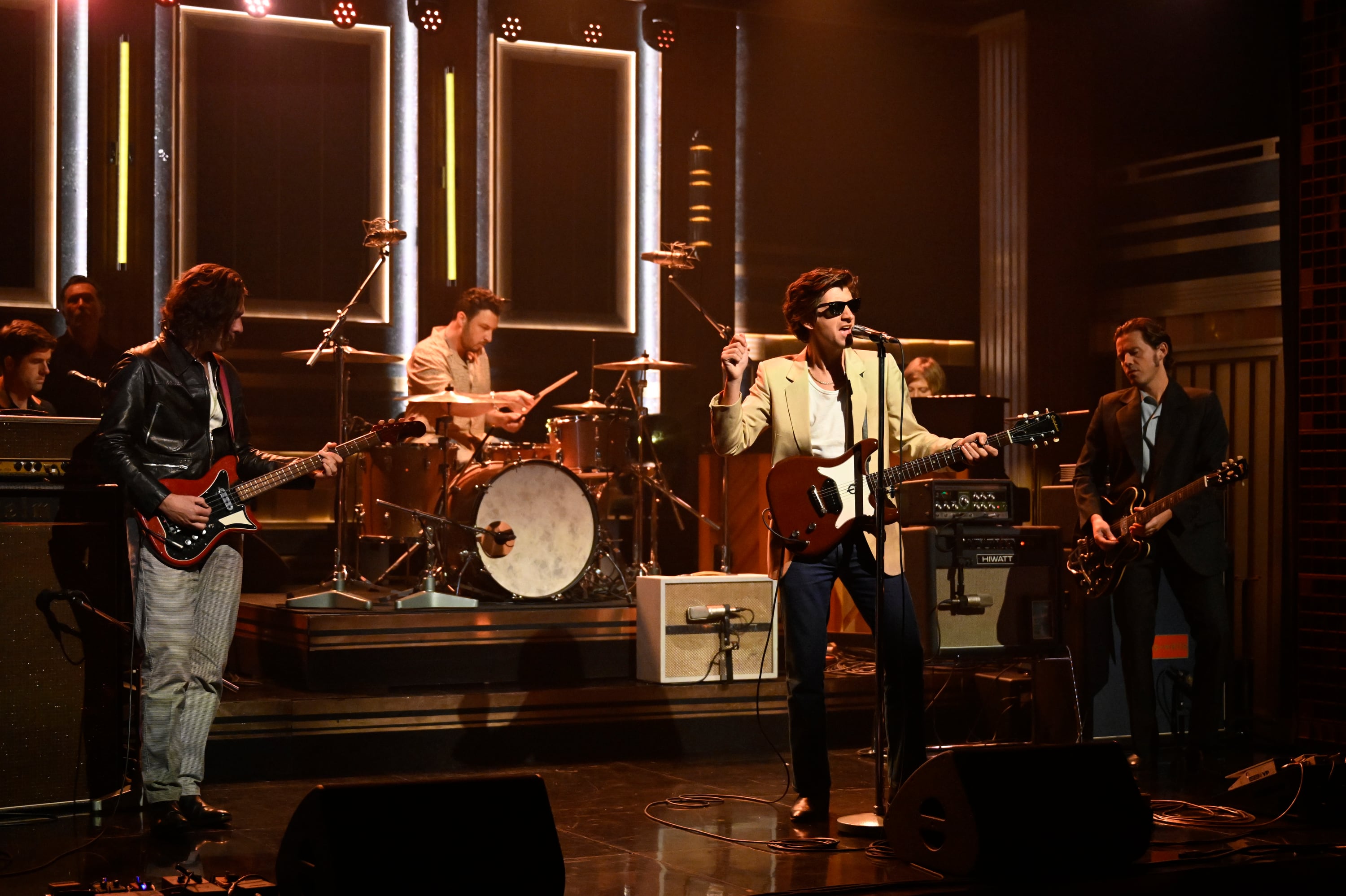 Arctic Monkeys tocando en el Show de Medianoche dirigido por Jimmy Fallon (Cortesía: Todd Owyoung/NBC via Getty Images)